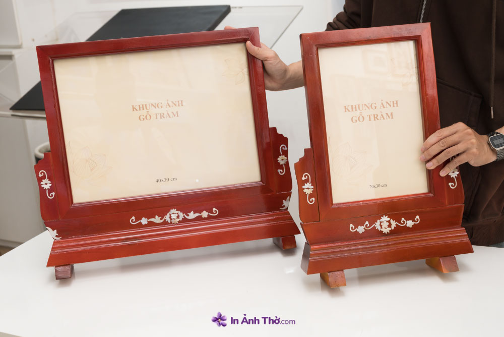 So sánh hai mẫu khung ảnh gỗ trầm kích thước 40x30 cm và 20x30 cm tại cửa hàng In Ảnh Thờ