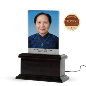 Ảnh thờ pha lê in màu nền xanh khung gỗ vuông – góc chụp chính diện