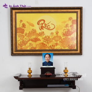 Ảnh thờ pha lê nền xanh đặt trên bàn thờ gia tiên