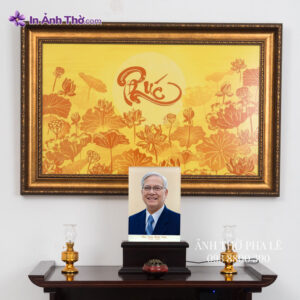 Ảnh thờ pha lê in màu trên bàn thờ gia tiên