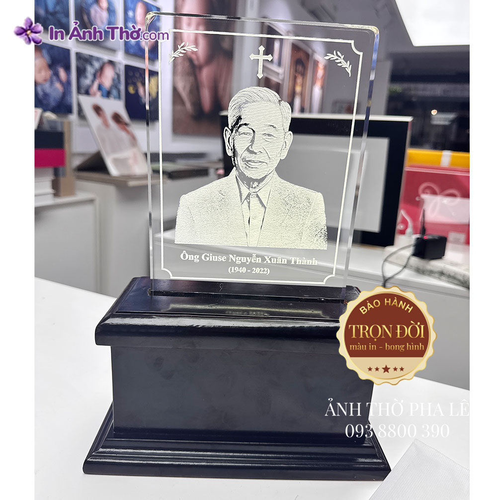 Ảnh thờ pha lê khắc laser gắn khung gỗ chạm hoa văn