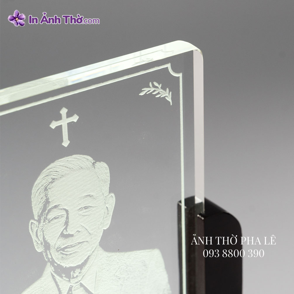 Ảnh thờ pha lê khắc laser nhìn cạnh, chất liệu pha lê trong suốt, khắc sắc nét