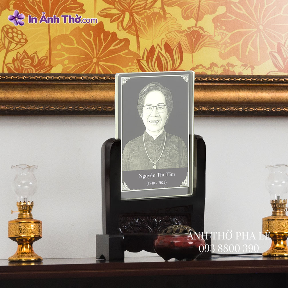 Mẫu ảnh thờ pha lê cao cấp, khắc laser, thiết kế tinh tế với nền sáng rõ và chân gỗ chắc chắn.