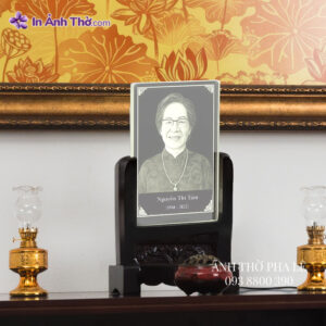 Ảnh thờ pha lê khắc laser LED trắng, khung gỗ đen, đặt trên bàn thờ gia tiên