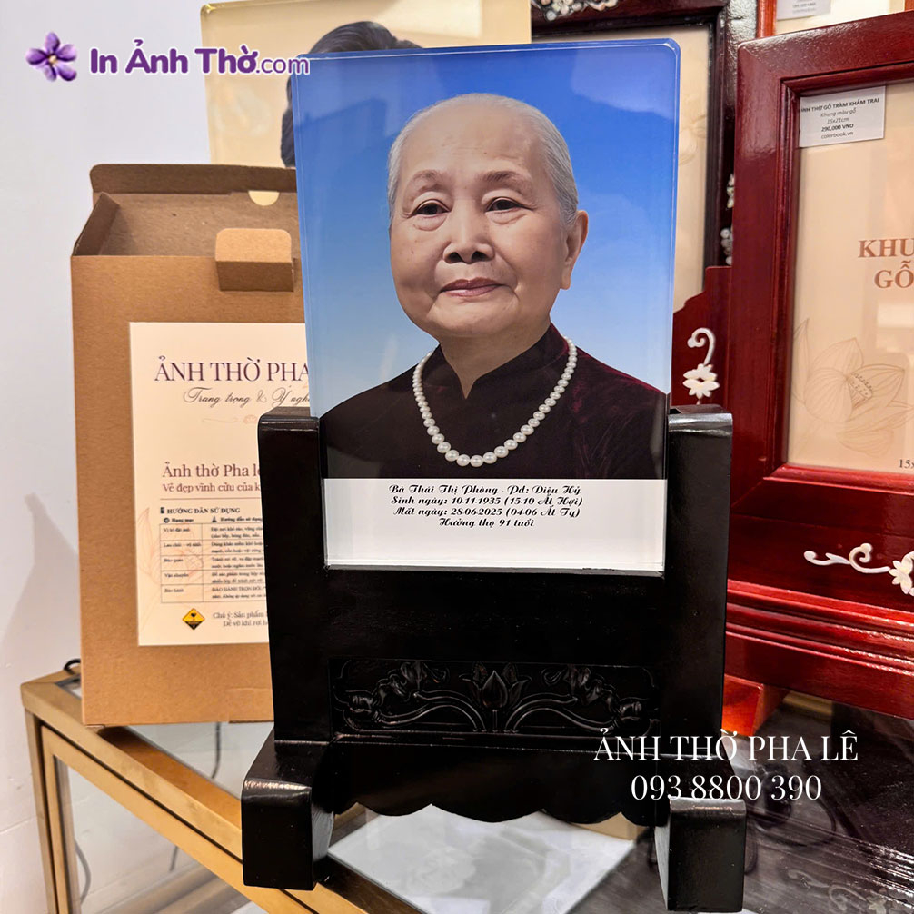 Ảnh thờ pha lê in màu bà cụ lớn tuổi.