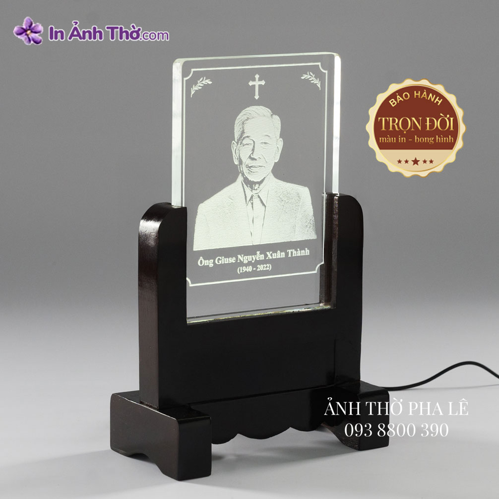 Ảnh thờ Công Giáo pha lê đặt trên bàn thờ gia tiên