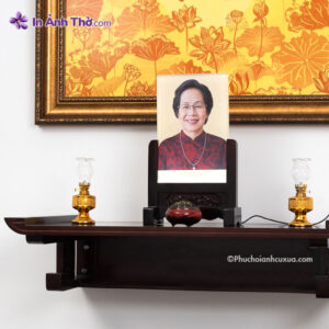 Ảnh thờ pha lê in màu, đặt trên bàn thờ trang nghiêm với khung gỗ chạm hoa văn tinh xảo, tạo điểm nhấn sang trọng cho không gian thờ cúng.