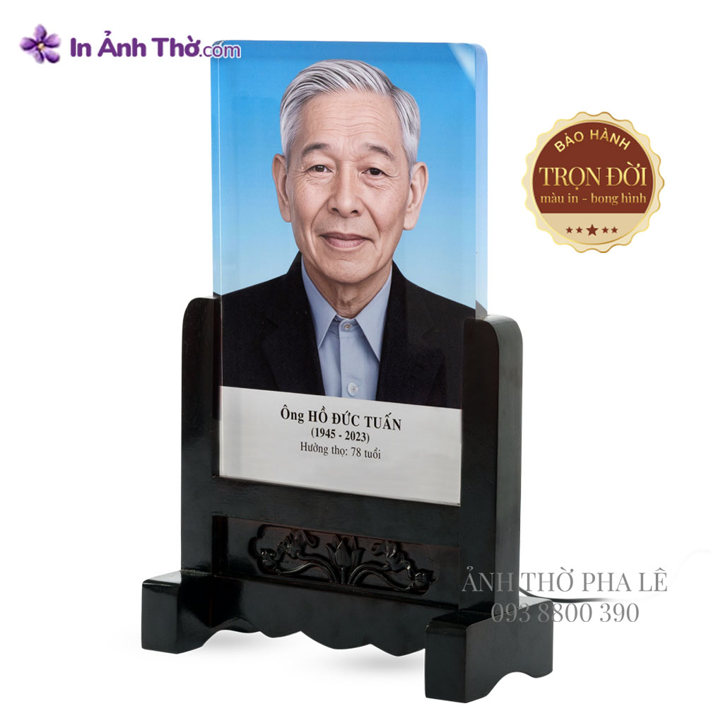 Ảnh thờ pha lê in màu nền xanh gradient, khung gỗ chạm hoa văn, tem bảo hành trọn đời – In Ảnh Thờ