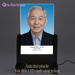 Ảnh thờ pha lê in màu chính diện, khung gỗ chạm hoa văn, nền xanh gradient – In Ảnh Thờ