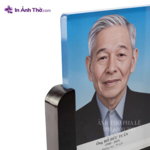 Ảnh thờ pha lê chụp góc nghiêng, chất liệu pha lê trong suốt, khung gỗ chạm hoa văn