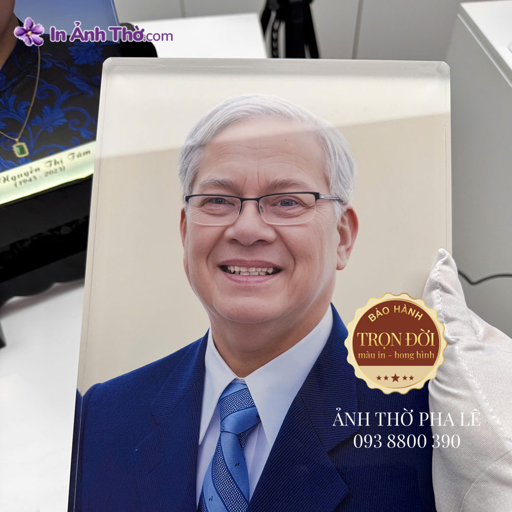 Hình ảnh được chụp cận cảnh, giúp người xem hình dung rõ hơn về kích thước và độ trong của pha lê.