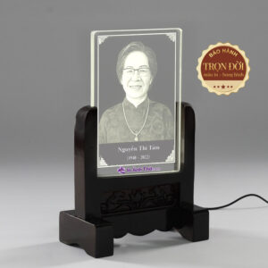 Ảnh thờ pha lê khắc laser LED trắng, khung gỗ đen sang trọng, nhìn nghiêng