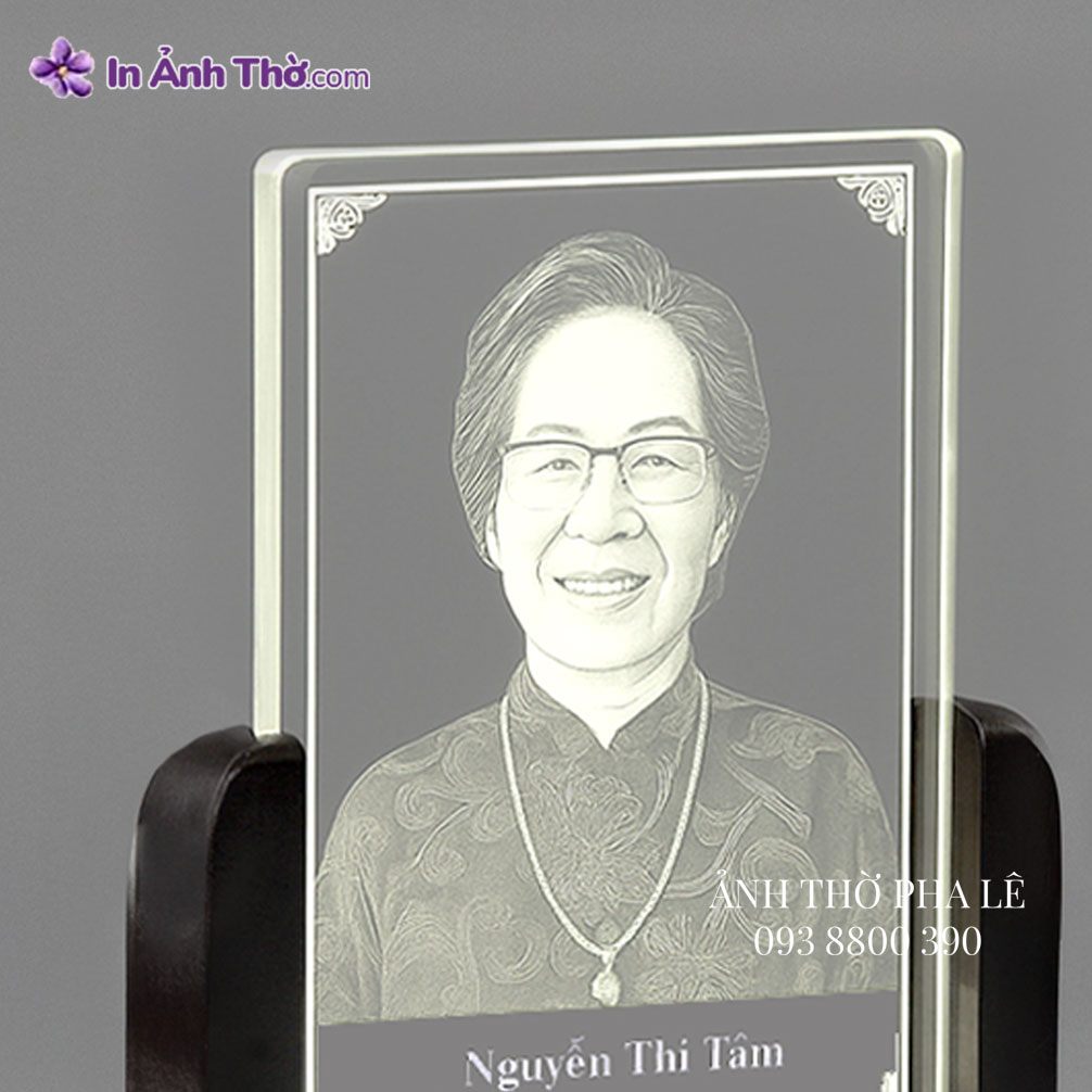 Ảnh thờ pha lê khắc laser cạnh bên, chân gỗ sang trọng.