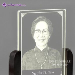 Ảnh thờ pha lê khắc laser LED trắng, khung gỗ đen, cận cảnh mặt nghiêng