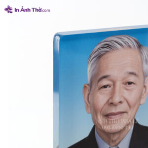 Cận cảnh ảnh thờ pha lê in màu sắc nét, bề mặt pha lê mịn bóng, nền xanh gradient