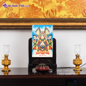 Ảnh thờ Cửu Thiên Huyền Nữ đặt trên bàn thờ gia tiên – trang trọng và linh thiêng.