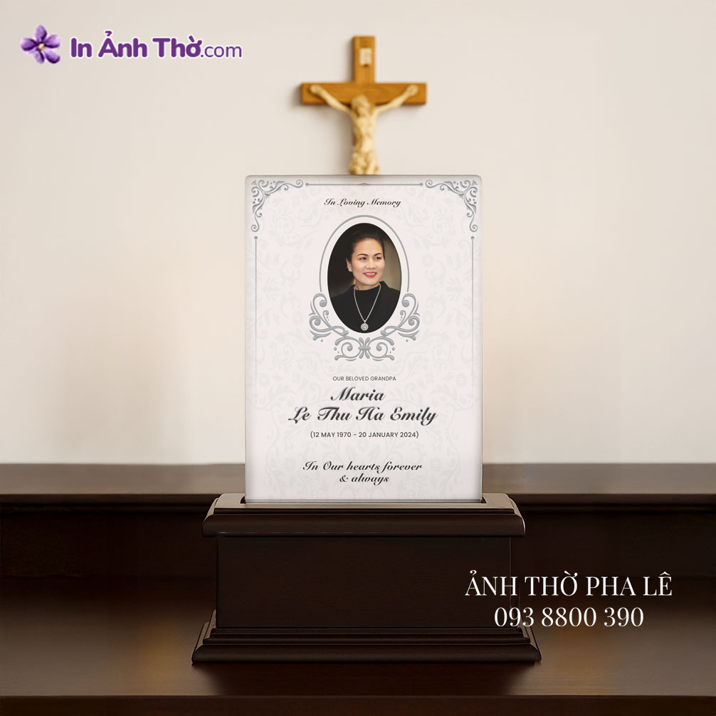 Ảnh thờ pha lê Công giáo đặt trên bàn thờ với Thánh giá