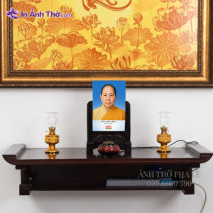 Ảnh thờ pha lê Phật giáo đặt trên bàn thờ gia tiên