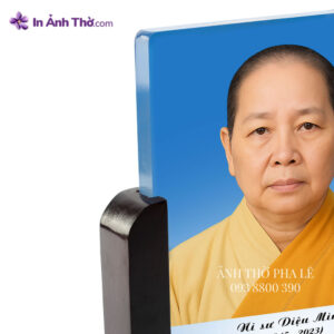 Ảnh thờ pha lê Tăng Ni góc nghiêng khung gỗ chạm hoa văn