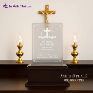 Bài vị pha lê Công giáo đặt trên bàn thờ với Thánh giá