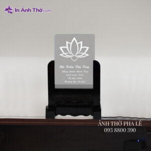 Bài vị pha lê khắc chữ đặt trên bàn thờ gia tiên