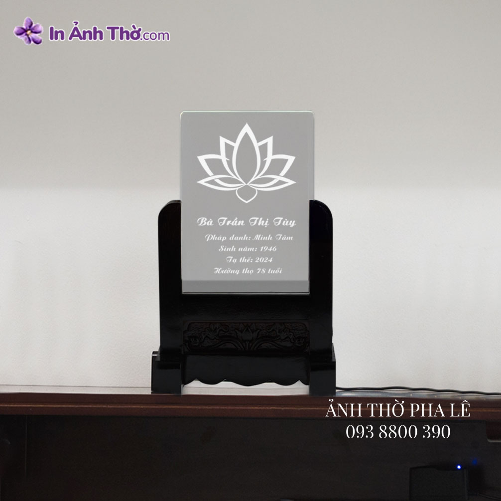 Bài vị pha lê khắc chữ đặt trên bàn thờ gia tiên