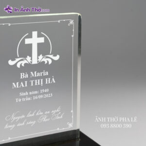 Chi tiết cạnh bài vị pha lê Công giáo khắc chữ