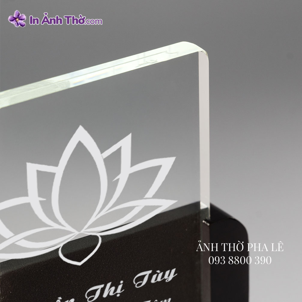 Chi tiết cạnh pha lê khắc chữ hoa sen sắc nét