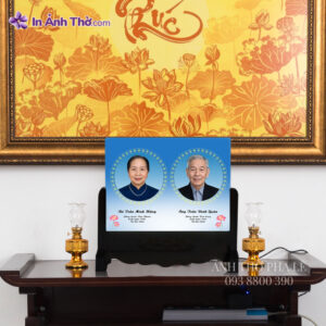 Ảnh thờ pha lê đôi nền xanh đặt trên bàn thờ gia tiên