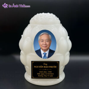 Ảnh in dán lên hũ cốt – ảnh chân dung, bảng tên đen chữ vàng, phù hợp để chùa, gia đình.