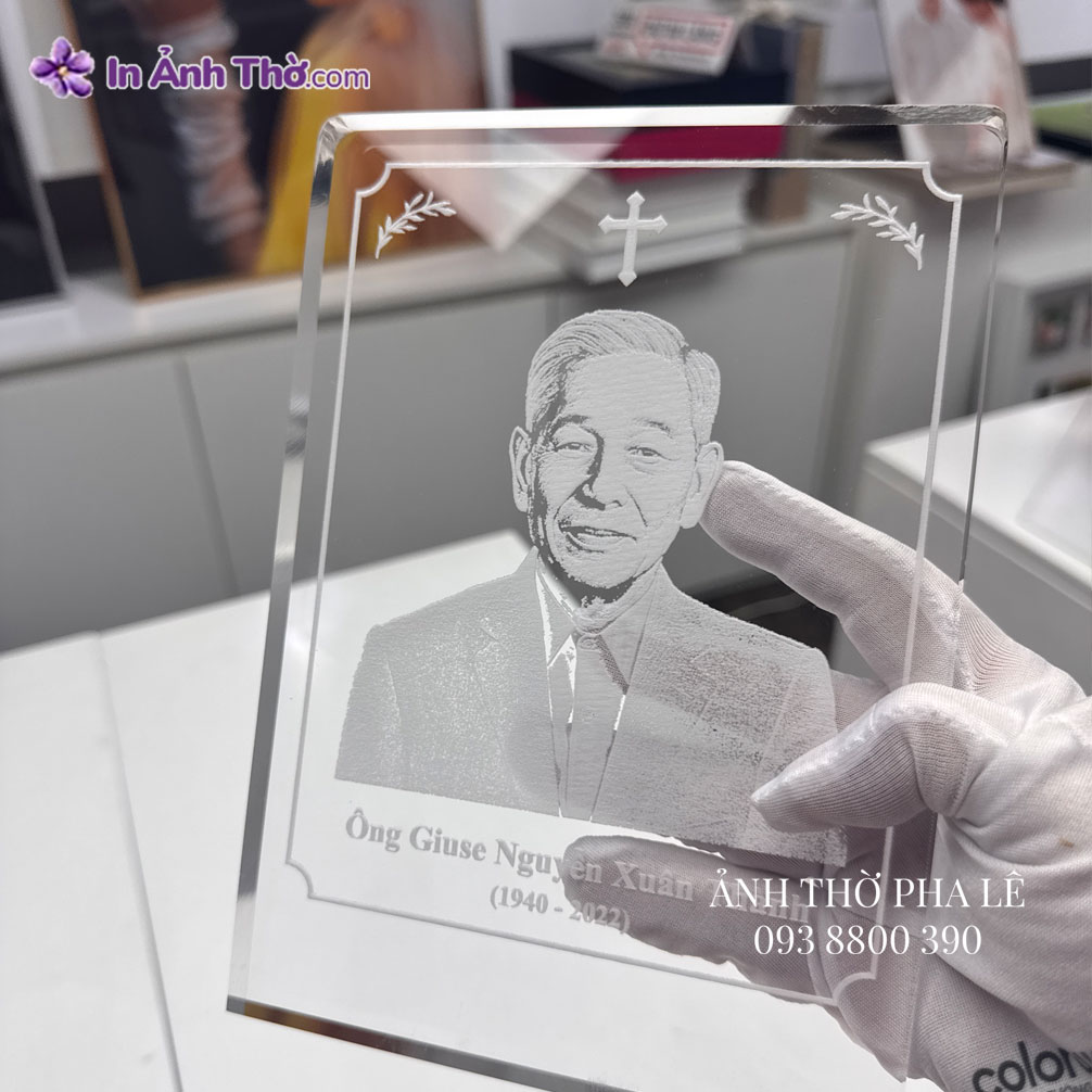 Ảnh thờ pha lê khắc laser – sản phẩm tinh xảo, bền đẹp, trang trọng