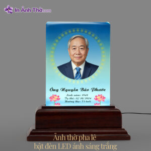 Ảnh thờ pha lê sắc nét đặt trên đế gỗ Hương tự nhiên