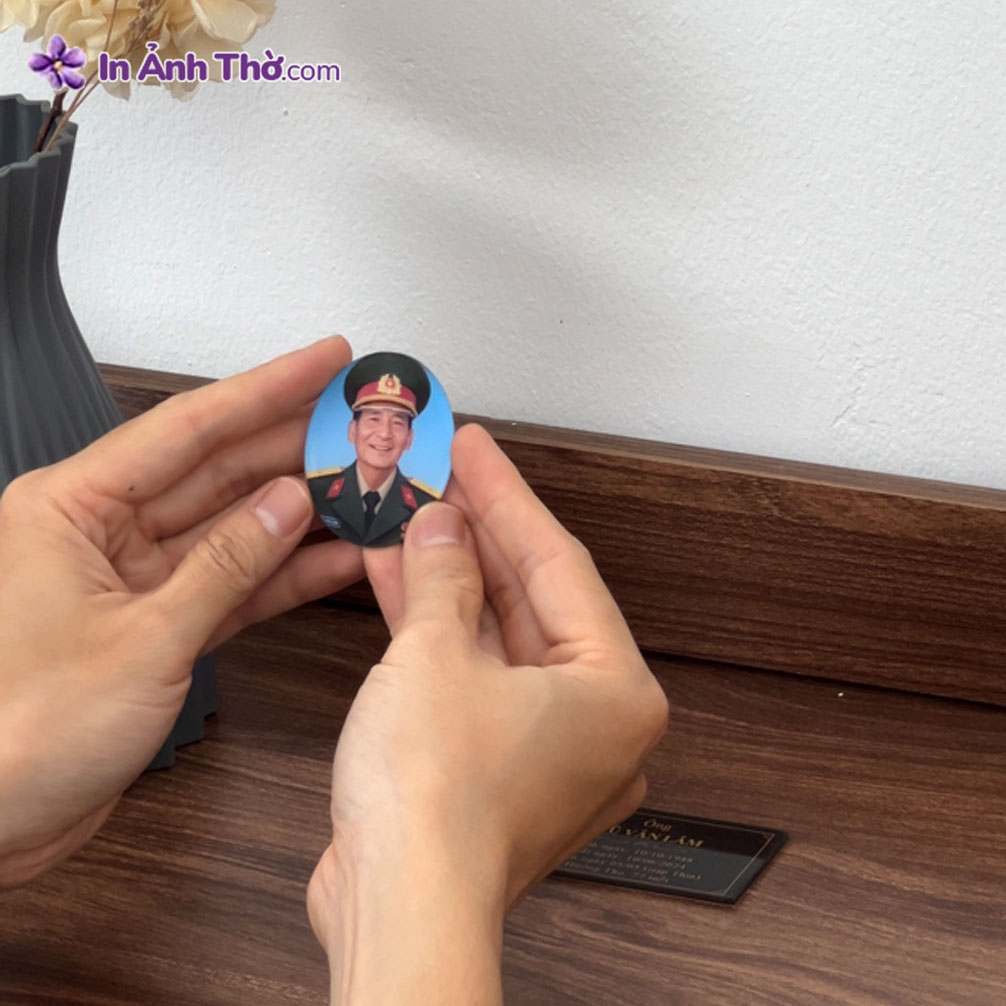 Ảnh oval dán hũ tro cốt – tông màu sáng, trang nghiêm