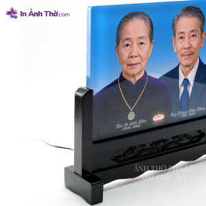 Cận cảnh ảnh thờ pha lê đôi – nhìn từ bên hông – đế gỗ đen