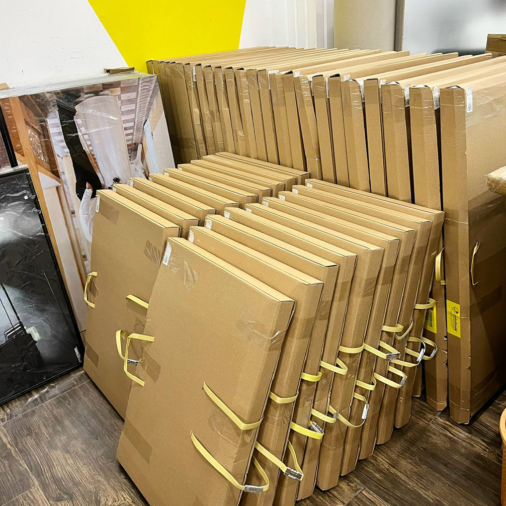 Mỗi bức ảnh thờ được đóng gói cẩn thận trước khi gửi đến tay khách hàng