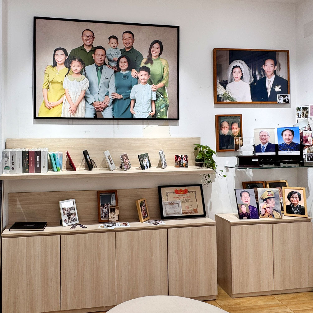 Không gian trưng bày sản phẩm & ảnh gia đình