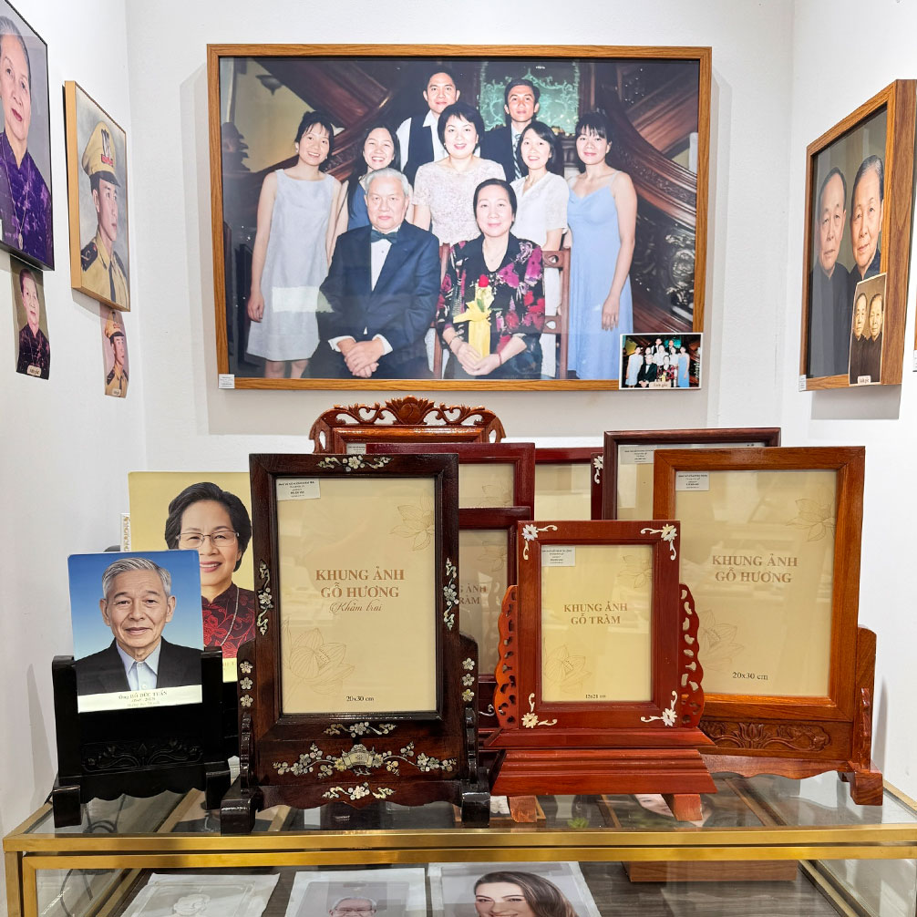 Khu trưng bày ảnh thờ pha lê, khung gỗ và bài vị – tôn vinh sự trang nghiêm