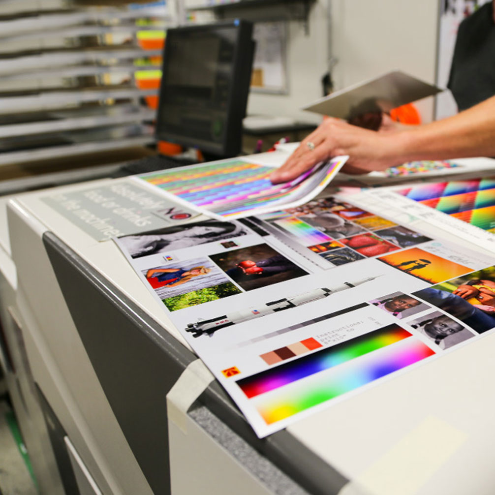 Kiểm tra màu sắc từng bản in tại xưởng – đảm bảo chất lượng sắc nét & bền màu