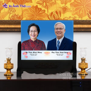 Ảnh thờ vợ chồng đặt trên bàn thờ – đèn vàng ấm, bố cục nằm ngang, nền xanh truyền thống