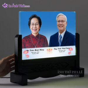 Ảnh thờ pha lê hai người – nghiêng góc phải, ảnh in sắc nét trên nền xanh, đế chạm hoa văn