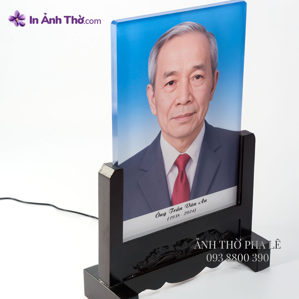 Ảnh thờ đơn in trên pha lê – góc nhìn nghiêng phải, nền trắng, dây điện đèn LED