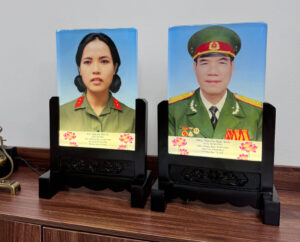 Ảnh thờ pha lê đơn – hai người mặc quân phục màu xanh, nền xanh dương