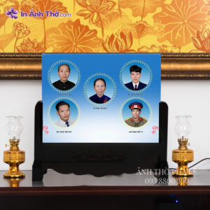 Ảnh thờ nhiều người đặt trên bàn thờ gia tiên – khung pha lê nền xanh