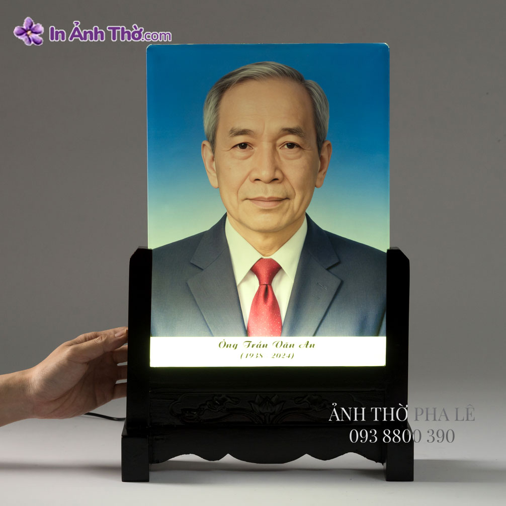 Ảnh thờ pha lê cỡ lớn – chiếu sáng ban đêm, tay đặt chỉnh ảnh trên bàn thờ