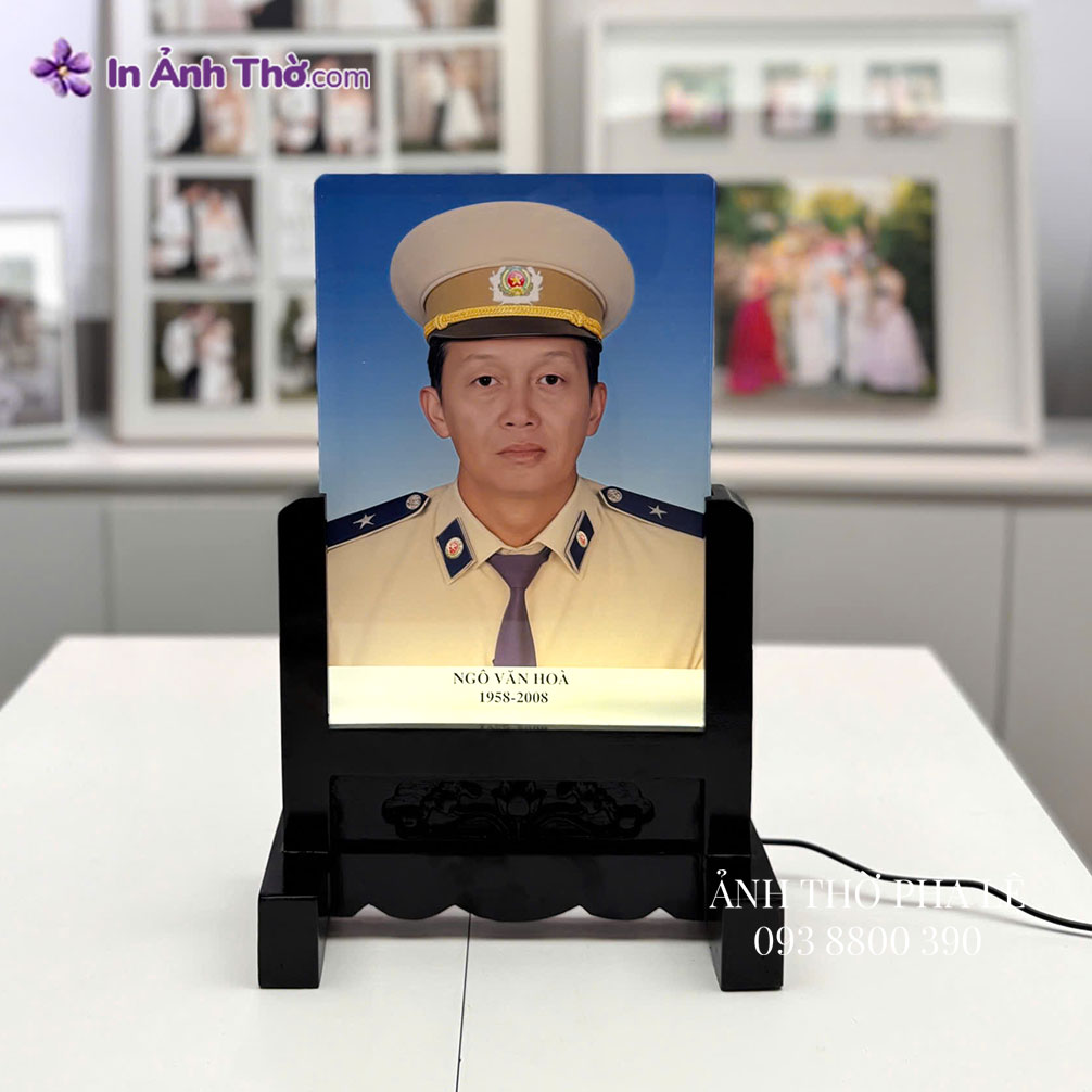 Ảnh thờ pha lê 20x30 cm chân dung nam mặc quân phục màu xanh, nền xanh sáng