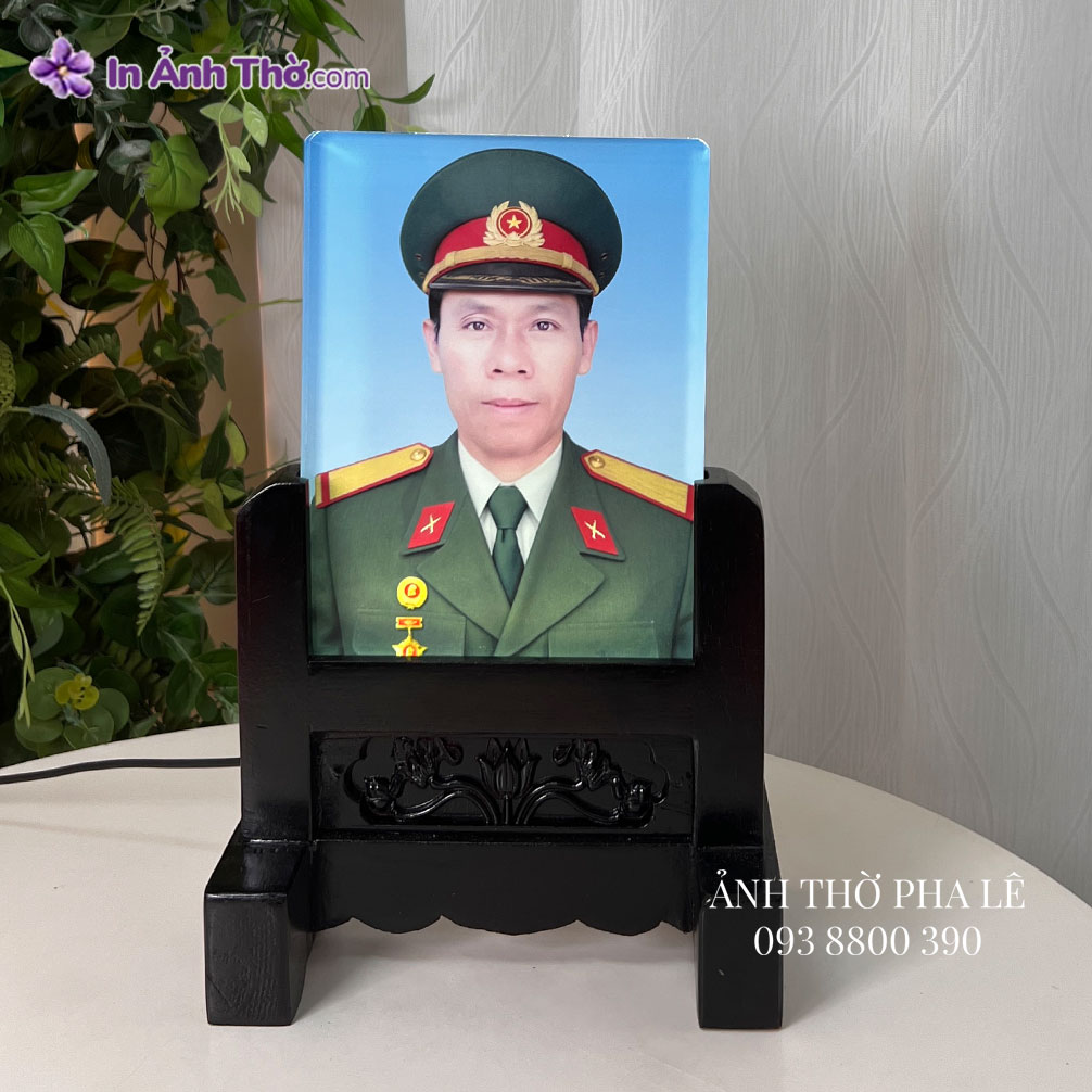 Ảnh thờ pha lê chân dung nam mặc quân phục màu xanh, nền xanh, khung gỗ đen