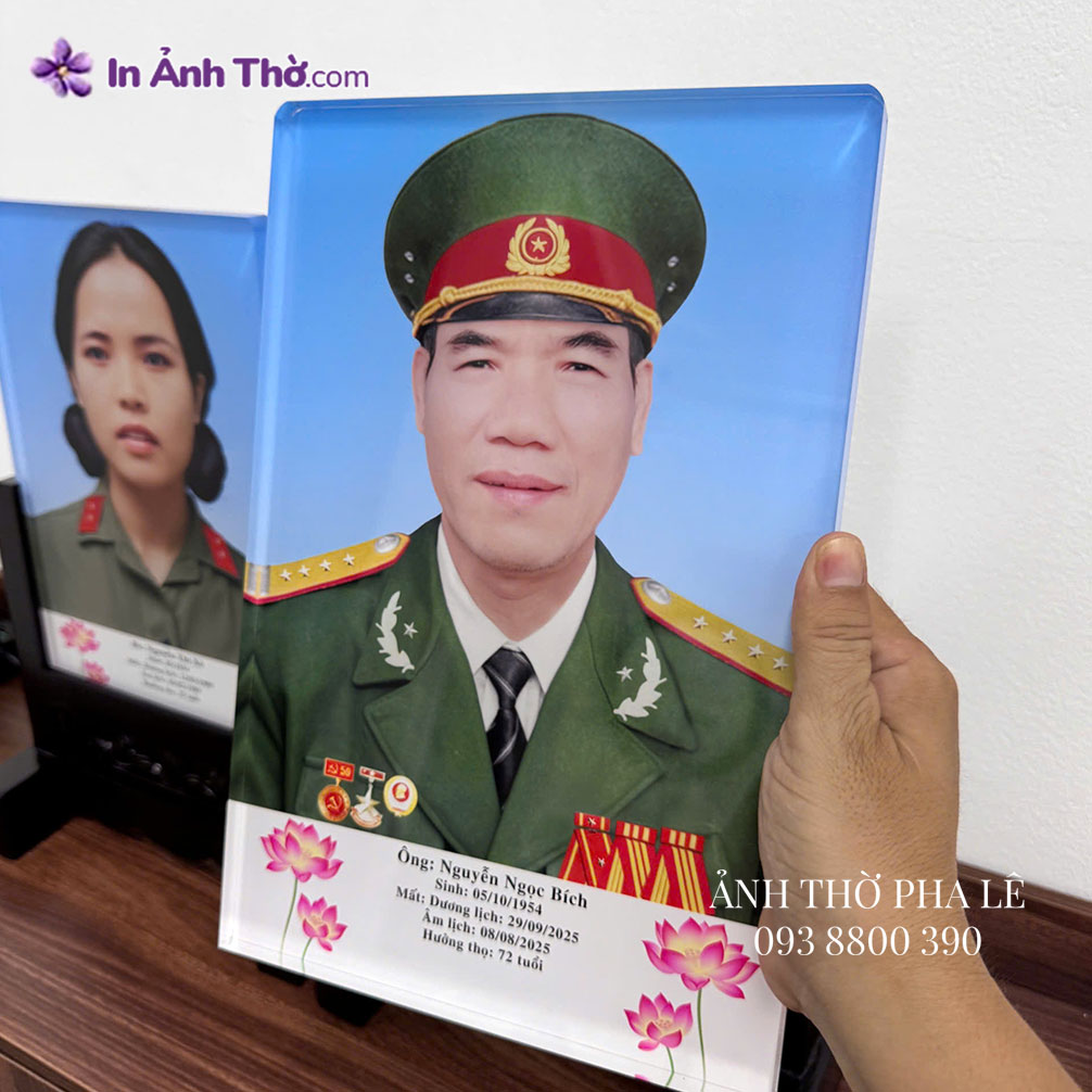 Ảnh thờ pha lê chân dung nam mặc quân phục màu xanh, nền xanh sáng