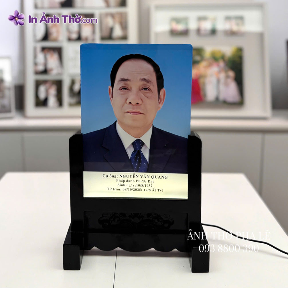 Ảnh thờ pha lê chân dung nam mặc vest đen, nền xanh sáng