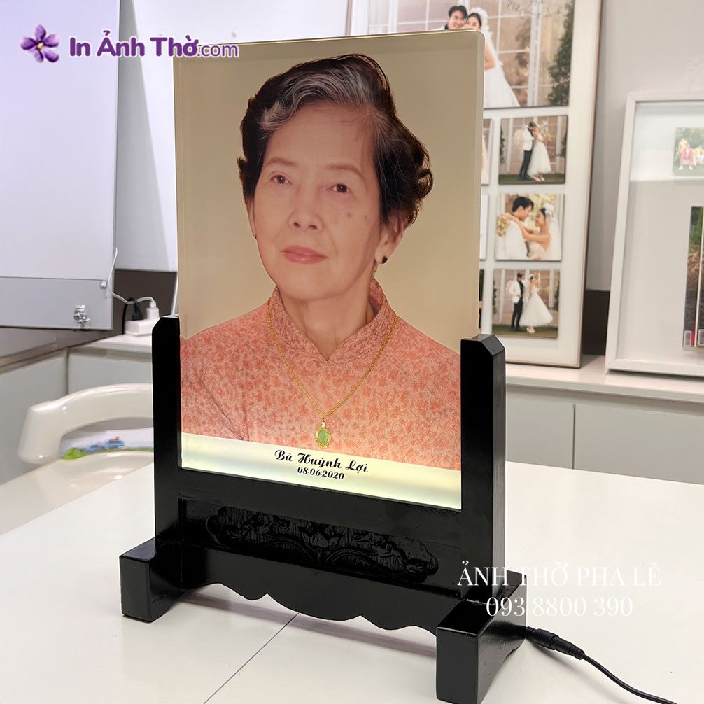 Ảnh thờ pha lê 25x35 cm chân dung nữ lớn tuổi, áo dài truyền thống màu cam nhạt