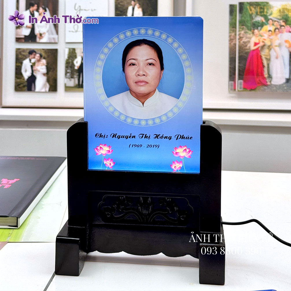 Ảnh thờ pha lê chân dung nữ mặc áo xanh, nền xanh trời